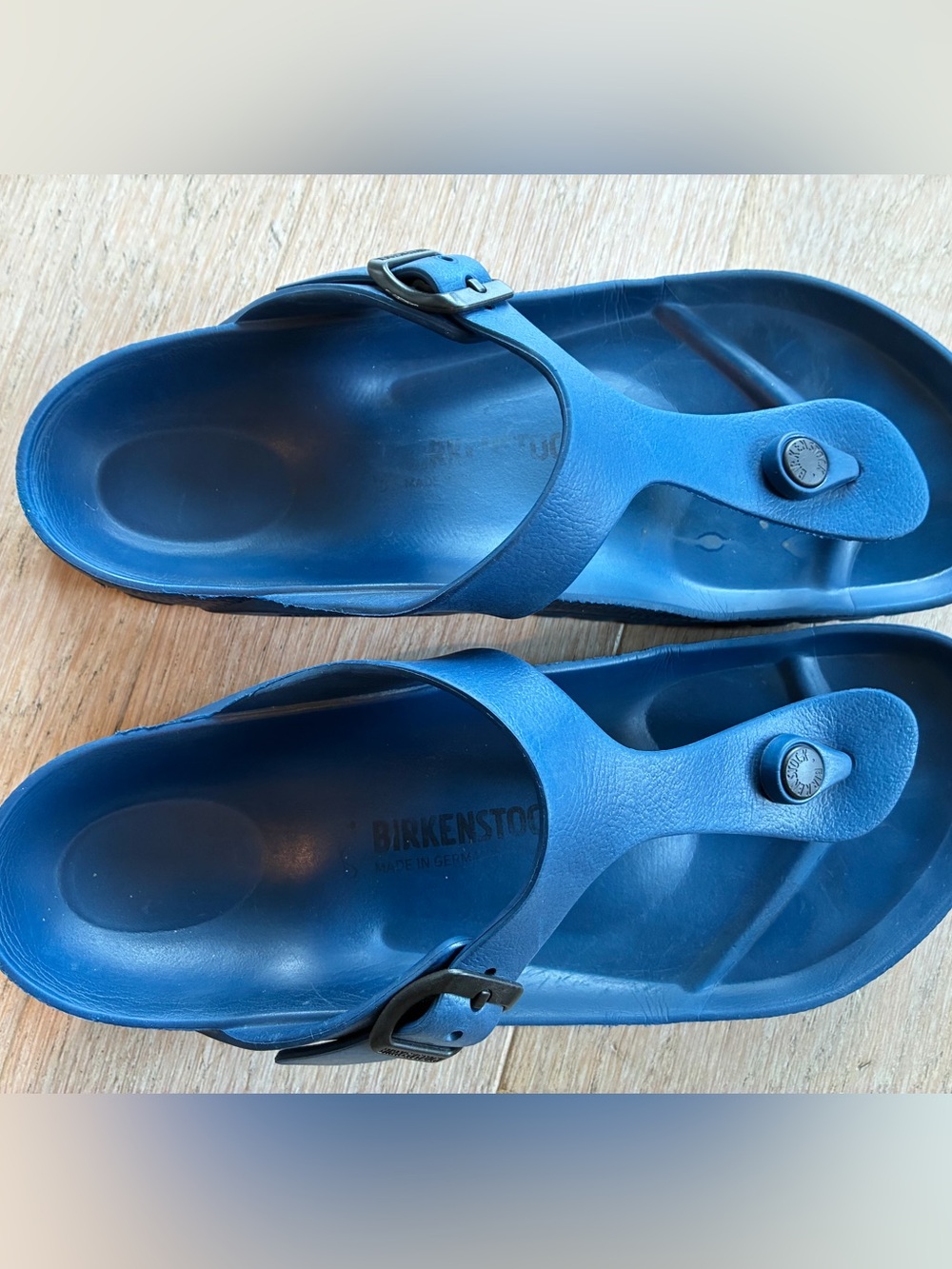 Blue Birkenstock Gizeh sandals are made from lightweight, waterproof EVA - Picture 7 of 7
